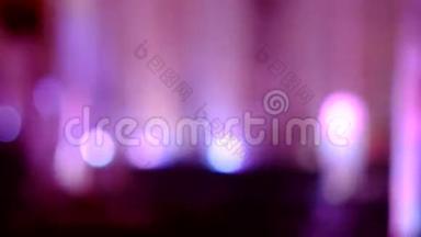 紫罗兰运动壁纸。 照明喷泉
